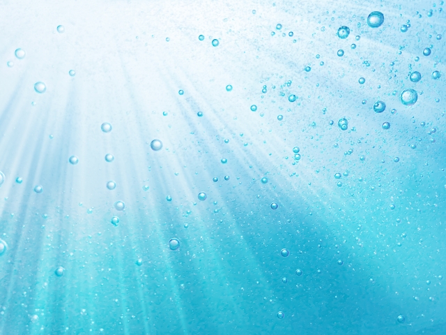 水中に光が差す画像